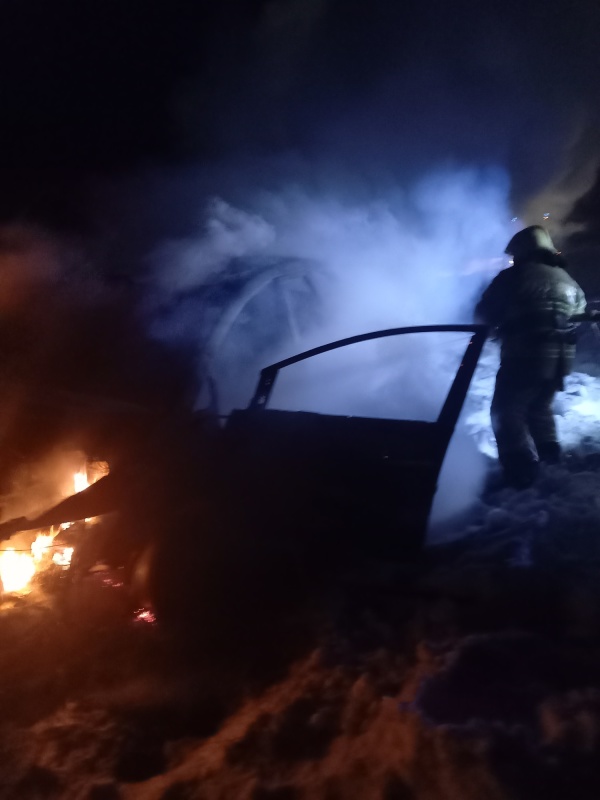 Во Владимирской области 8 человек тушили загоревшийся автомобиль