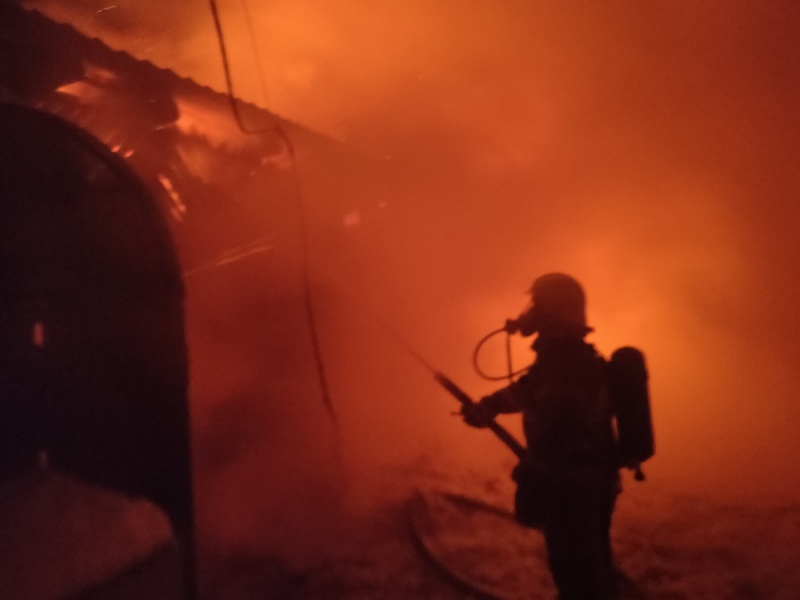 В Гусь-Хрустальном районе Владимирской области сгорели гаражи и два автомобиля