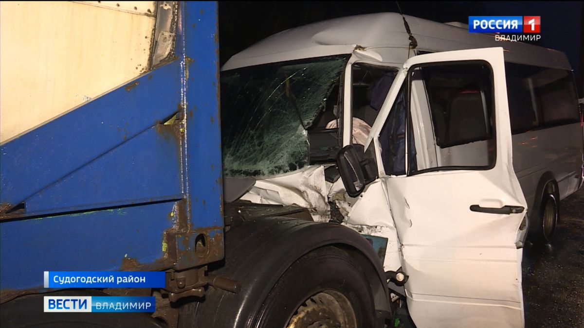 В столкновении микроавтобуса с грузовиком во Владимирской области погибли 4 жителя Чувашии