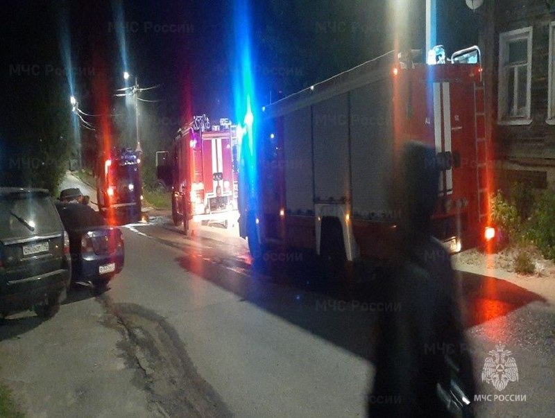 Сотрудники МЧС Владимирской области спасли человека во время пожара в частном доме