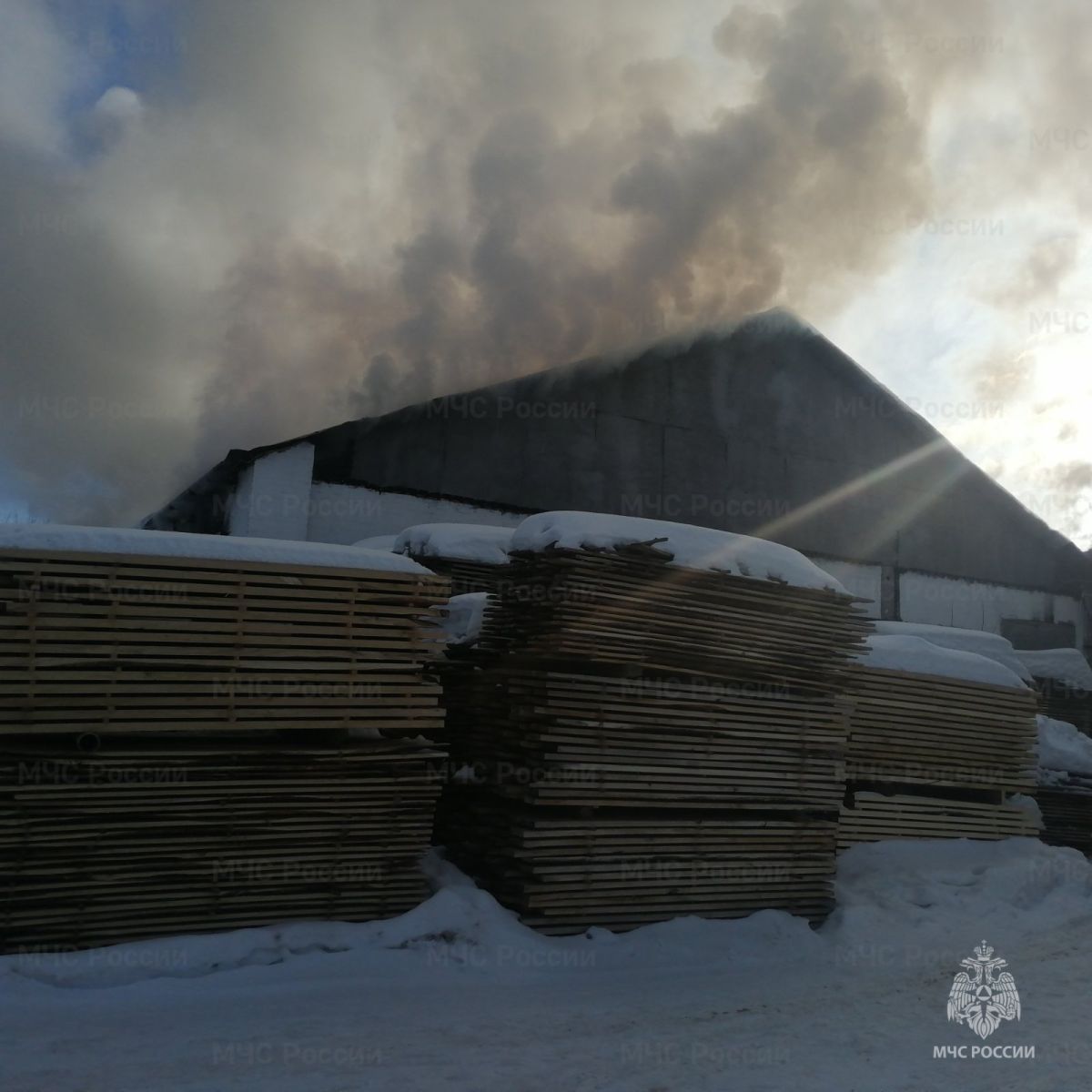 Во Владимирской области пожарные ликвидировали возгорание на деревообрабатывающем производстве