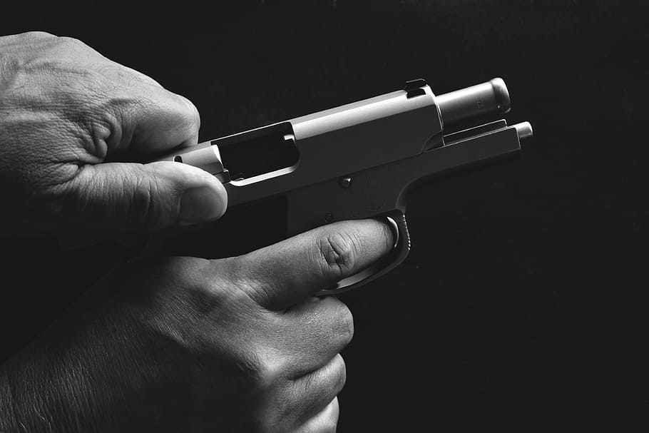Житель Александрова, угрожая пистолетом, отнял у прохожего мобильный телефон