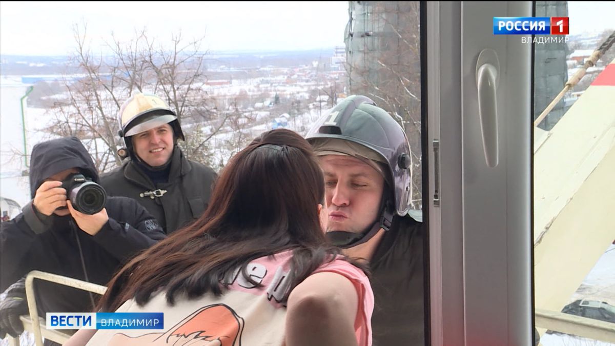 Во Владимире с цветами к окнам перинатального центра поднялись на подъемнике МЧС молодые отцы