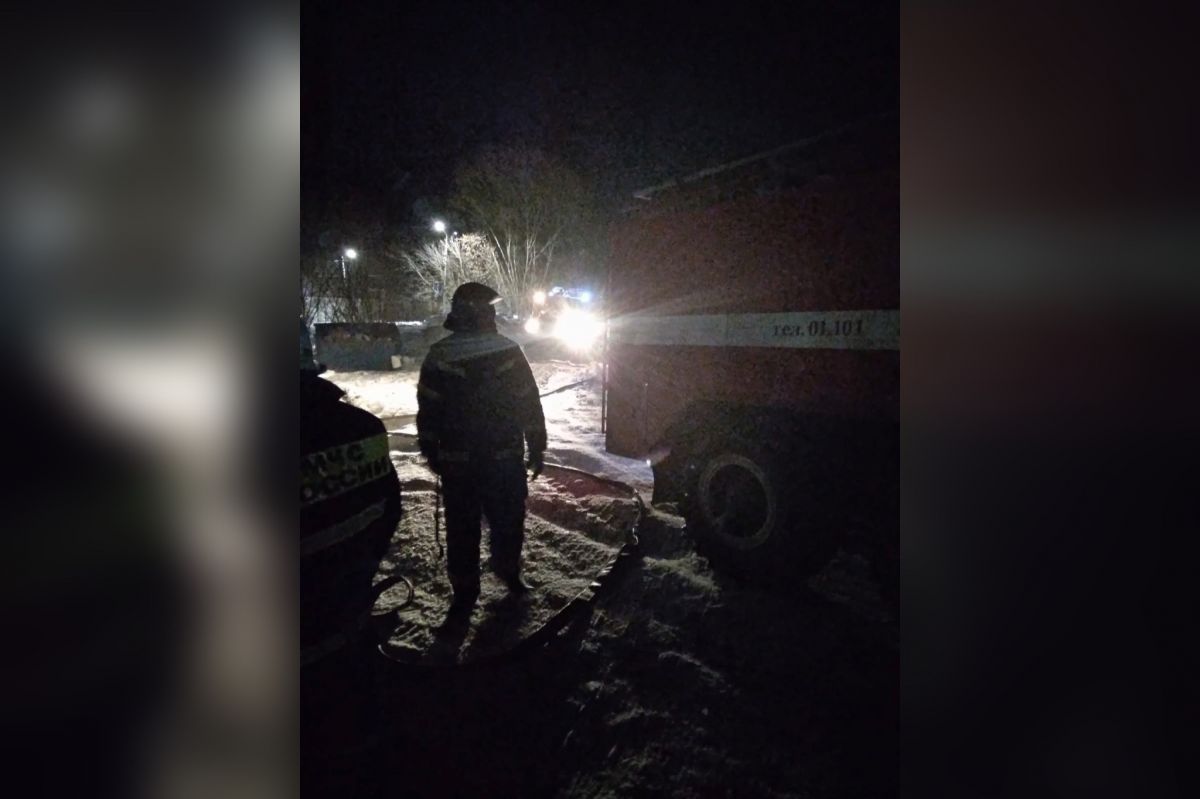 В деревне Вильцово Суздальского района 5 спасателей тушили загоревшийся автомобиль