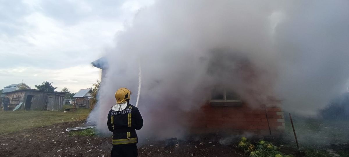 Из-за позднего вызова пожарных выгорел дом во Владимирской области