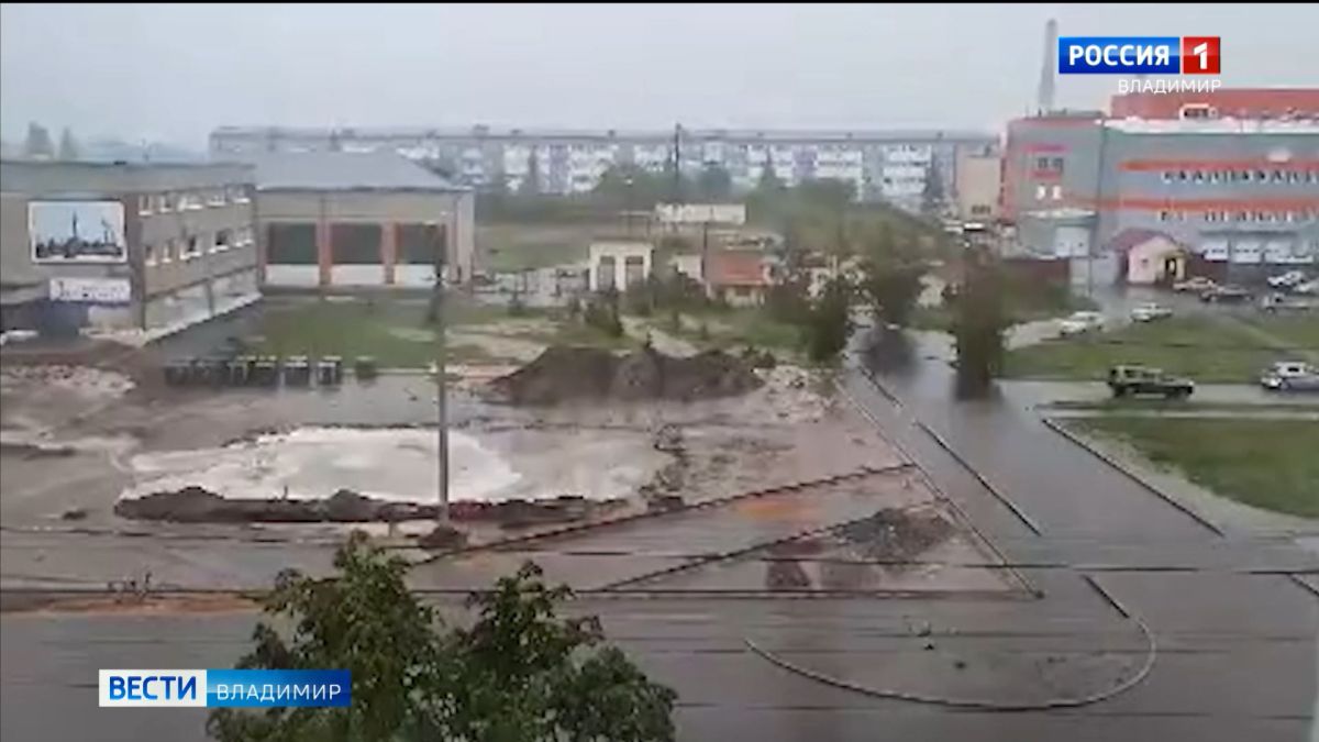 ﻿Улицы Коврова затопило мощным ливнем