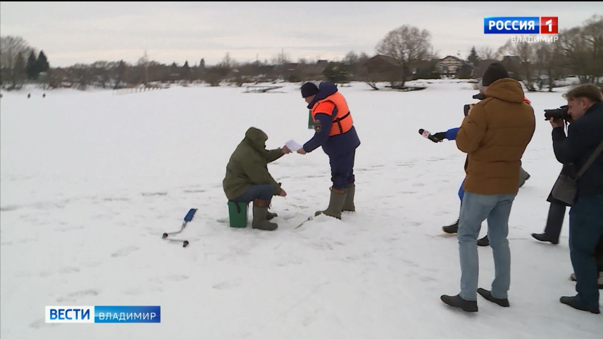 Во Владимирской области спасатели штрафуют выходящих на лед рыбаков