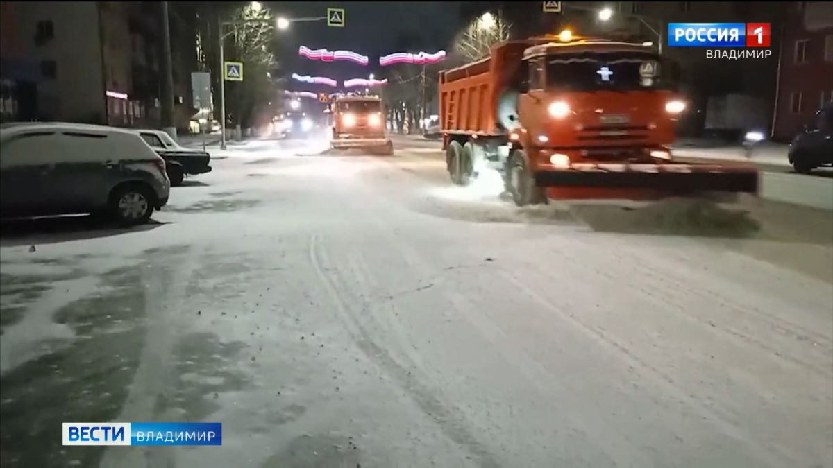 Во Владимире последствия первого снегопада вышло убирать 36 единиц техники