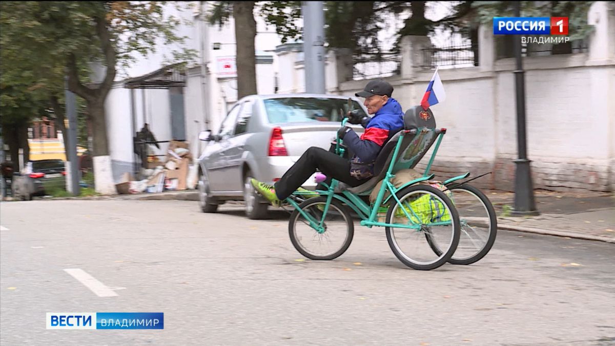 Мастер на все руки приехал во Владимир на велосипеде собственной конструкции