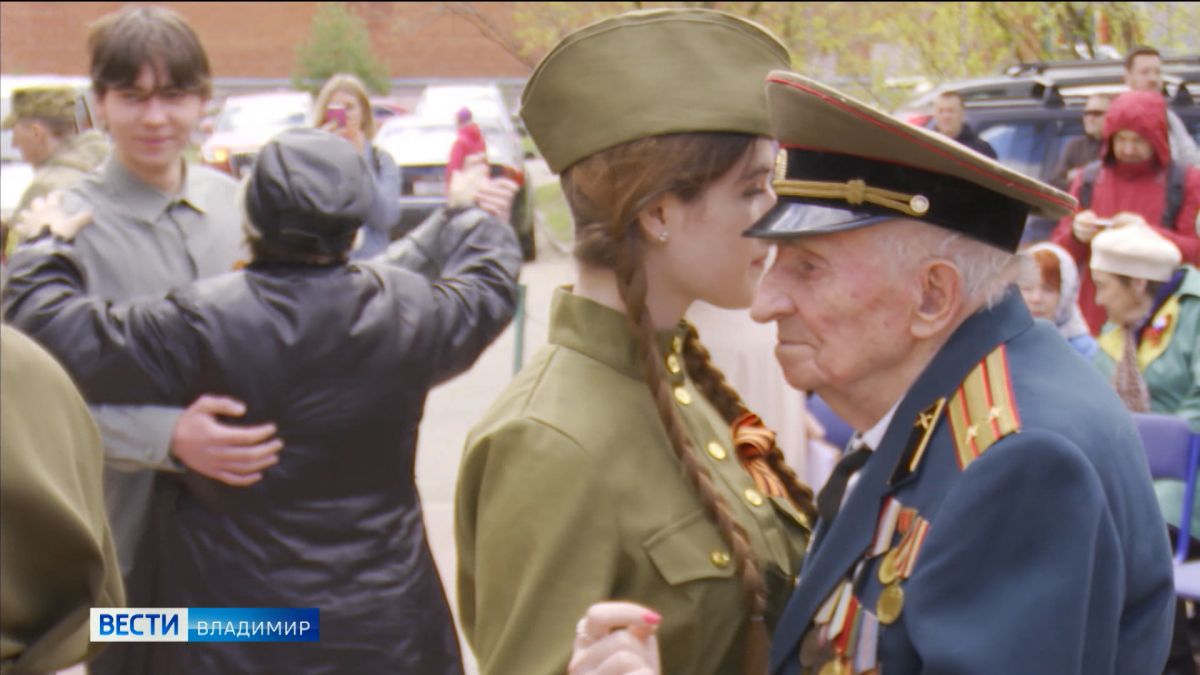 Владимирские росгвардейцы поздравили ветеранов с оркестром