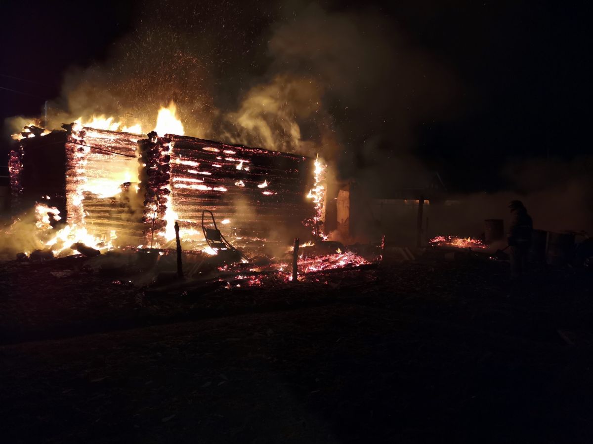 В Судогодском районе Владимирской области сгорел деревенский дом с пристройками