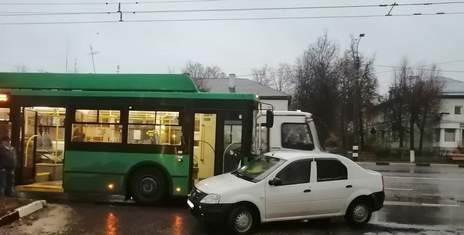 В результате столкновения в Коврове пострадали пассажиры троллейбуса