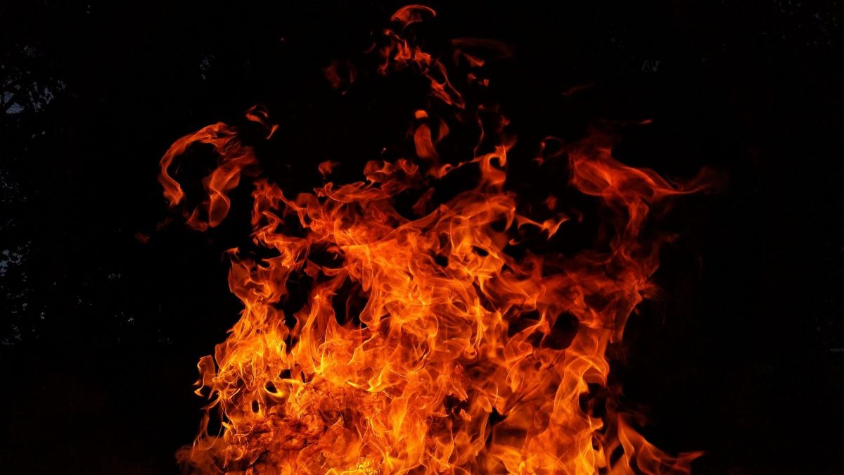 В Собинском районе сотрудники ГИБДД спасли из горящего дома двух человек