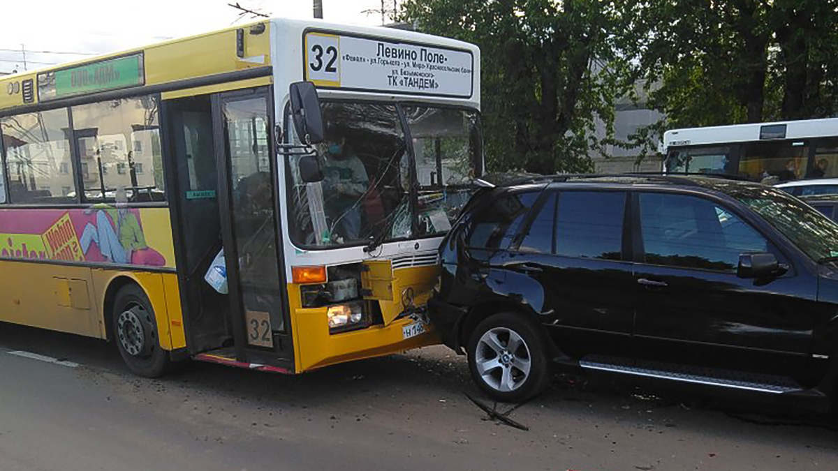 Во Владимире «АДМ» выплатит водителю «BMW» 40 тыс. рублей за аварию с неисправным автобусом