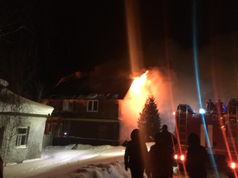 Во Владимирской области пожар удалось вовремя остановить: сгорели дровник, пристройка и чердак большого частного дома