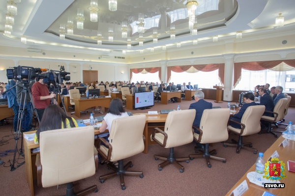 Идет заседание Законодательного собрания Владимирской области