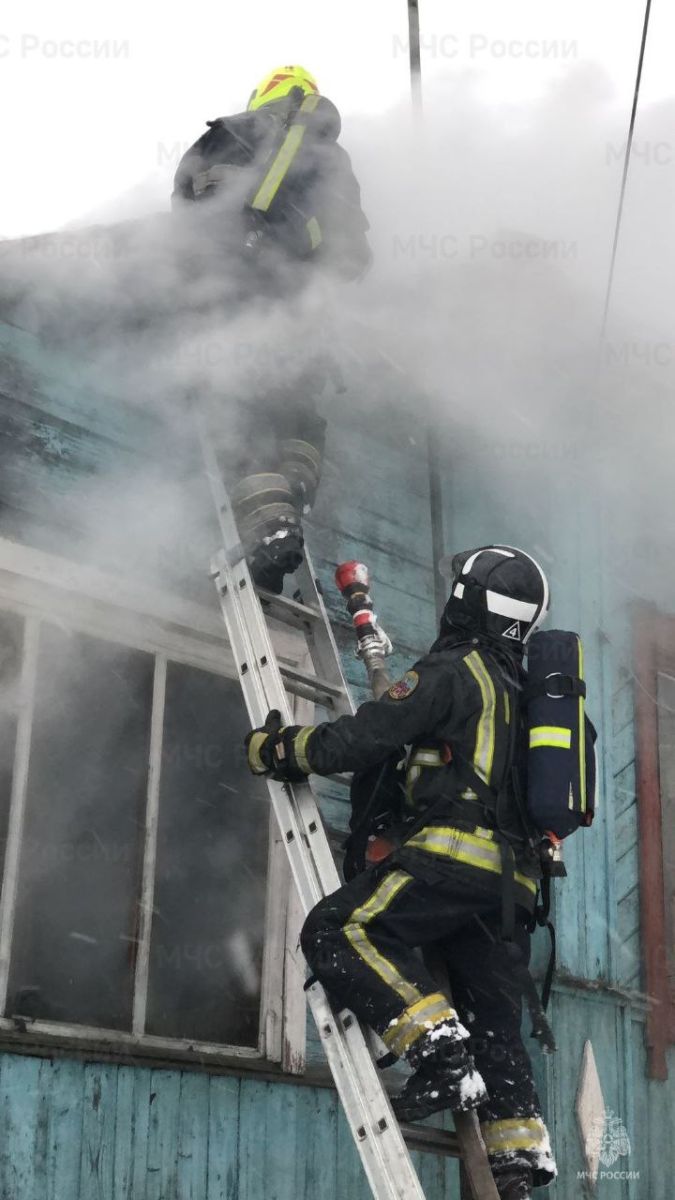 Во Владимирской области пожарные эвакуировали четырех человек и не допустили распространения огня