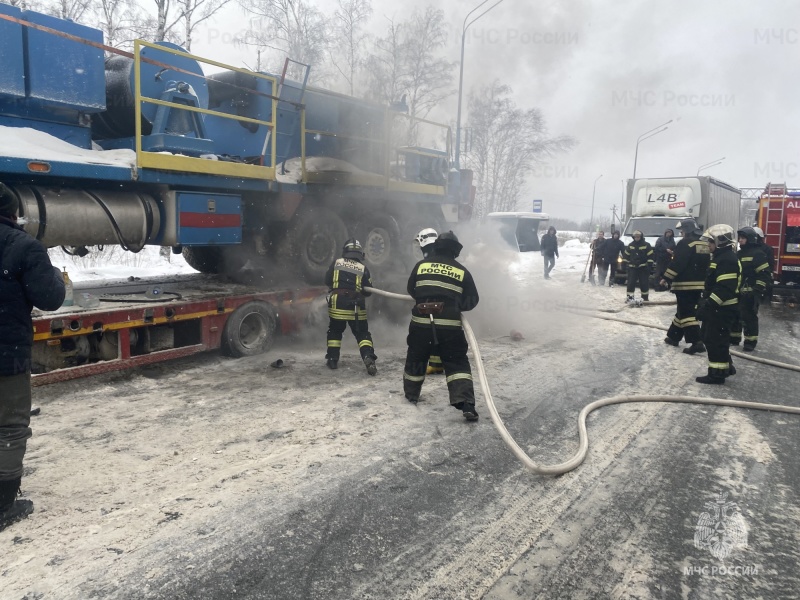 Во Владимирской области на трассе М-7 сгорел большегруз