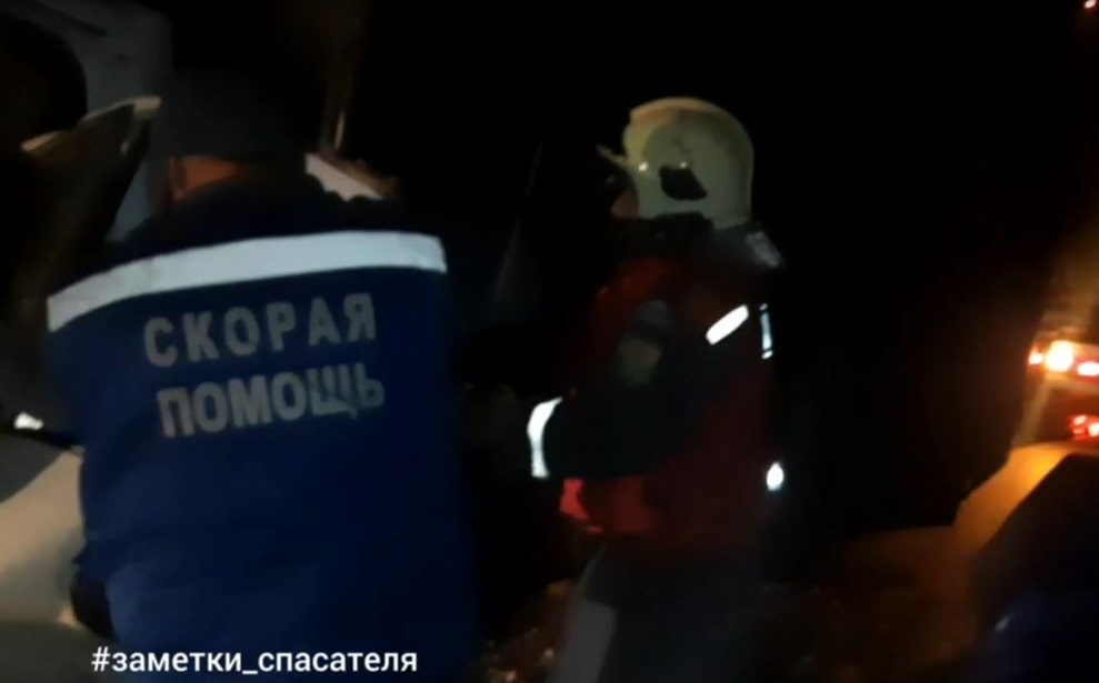 Во Владимирской области спасатели после ДТП извлекли зажатого в кабине водителя большегруза