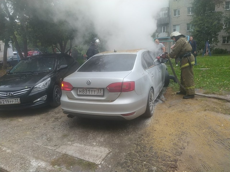 В Муроме загоревшийся автомобиль тушили 13 человек