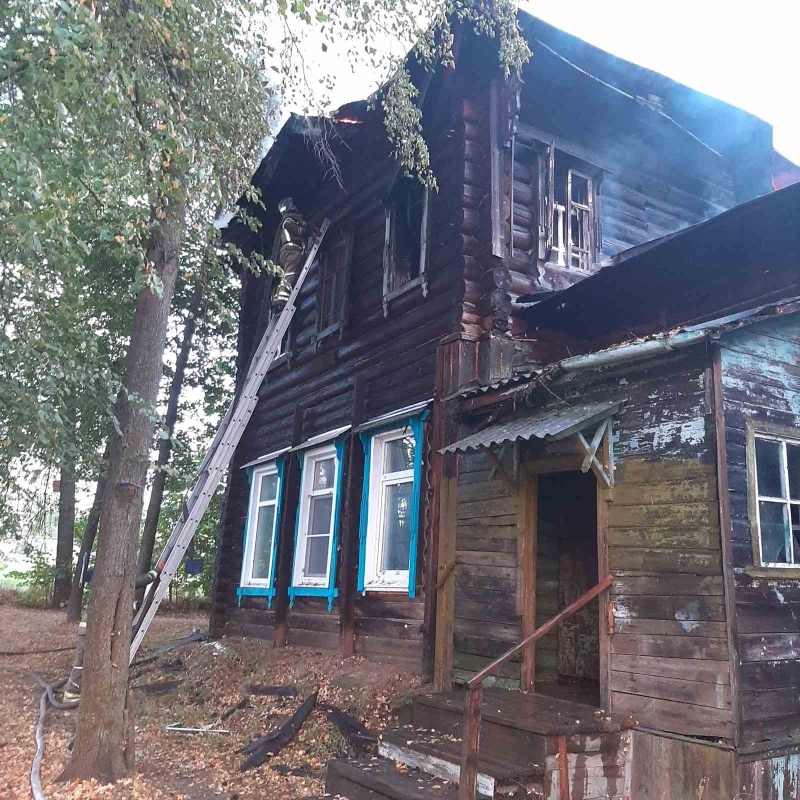 В Камешковском районе Владимирской области загорелся аварийный дом, есть пострадавшие