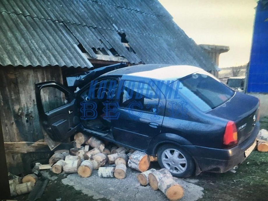 Пьяная женщина на иномарке протаранила сарай с дровами в Ковровском районе