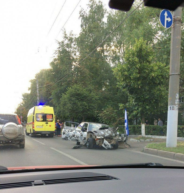 Во Владимире в результате аварии "Мазда" снесла светофор