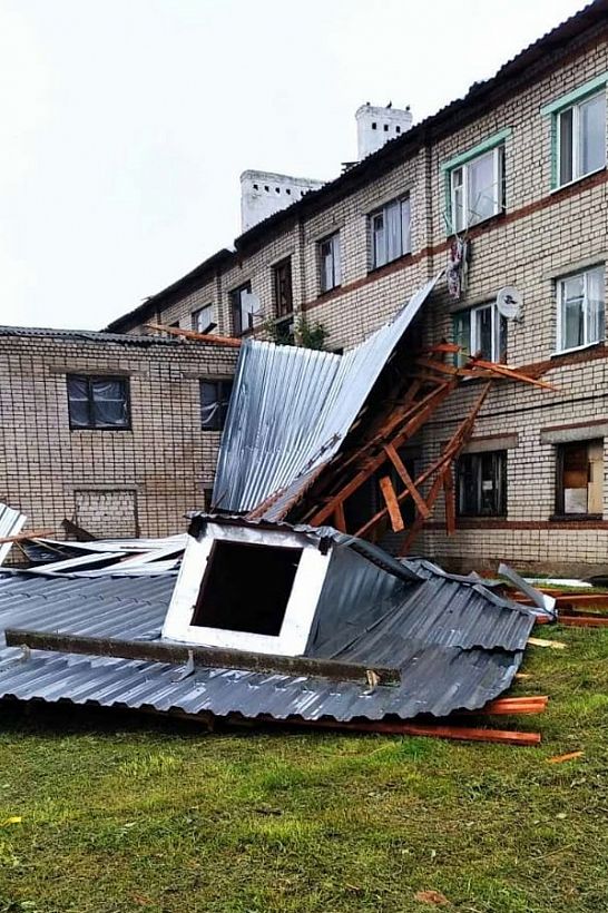 Начат ремонт сорванной ураганом крыши в Камешковском районе