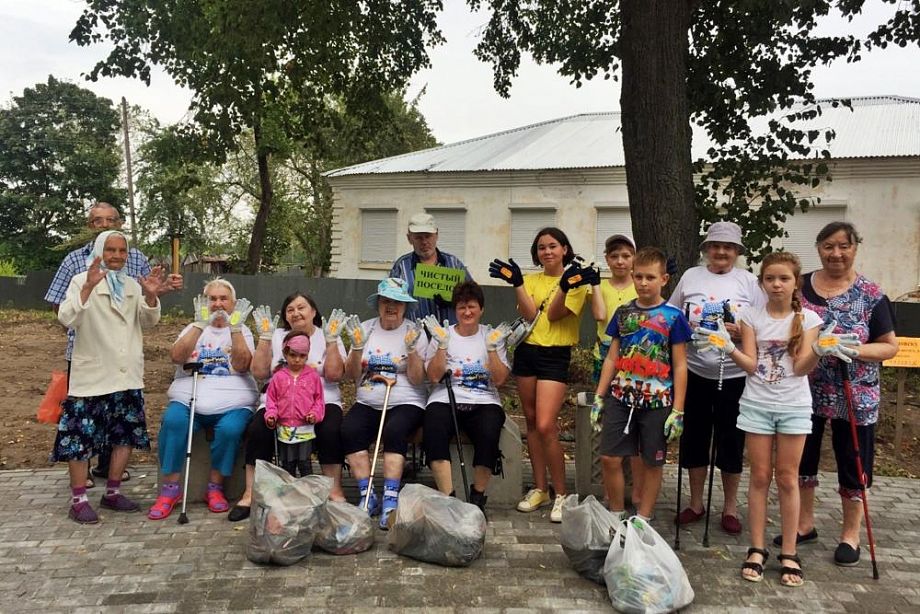 «Серебряные волонтёры» приняли участие в уборке территории поселка во Владимирской области