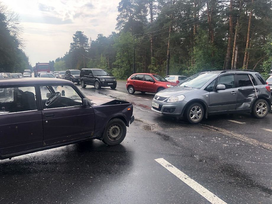 Столкнувшиеся машины перегородили Судогодское шоссе во Владимире