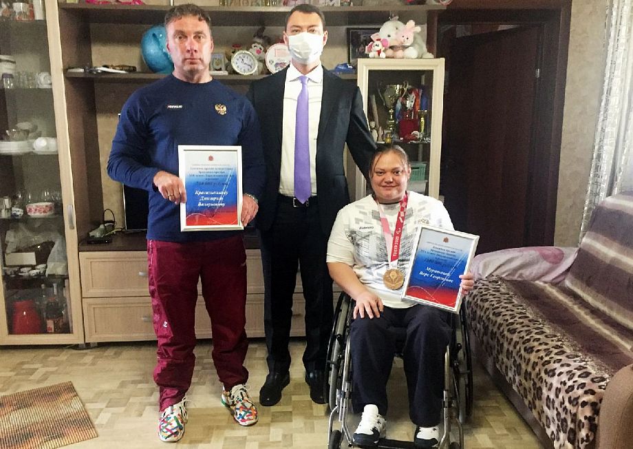 Вера Муратова и ее тренер Дмитрий Красильников получили премии за паралимпийскую "бронзу"