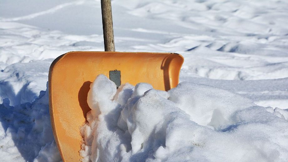 В Александрове местный житель ежегодно убирает снег с одной из улиц города