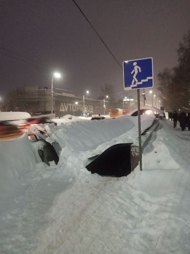 Во Владимире начали восстанавливать рухнувшую крышу пешеходного перехода у ВХЗ