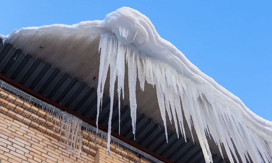 В период оттепели во Владимирской области увеличиваются риски схода снега и сосулек