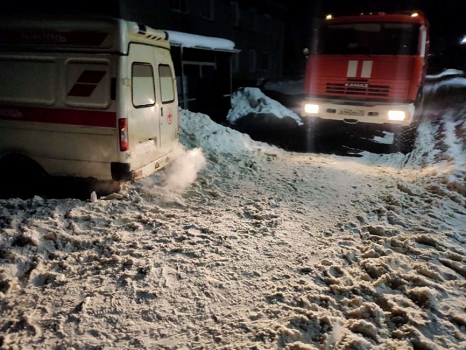 Во Владимирской области сотрудники МЧС вытащили из снега машину скорой помощи с пациентом
