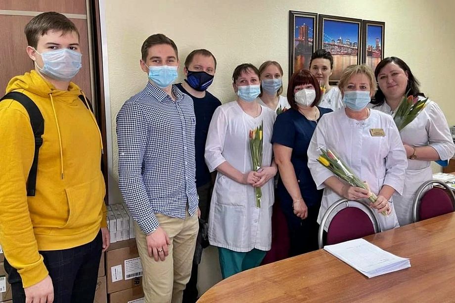 Владимирские волонтёры в рамках акции "Вам, любимые" поздравили женщин среди врачей и ветеранов