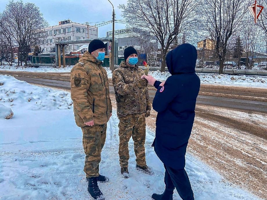 Во Владимире сотрудники ОМОНа поздравили женщин с 8 марта