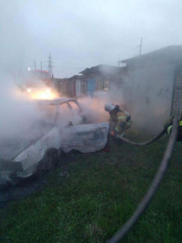 В Судогде 6 человек тушили загоревшийся автомобиль