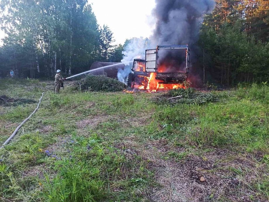 В Судогодском районе сгорели трактор и грузовой автомобиль