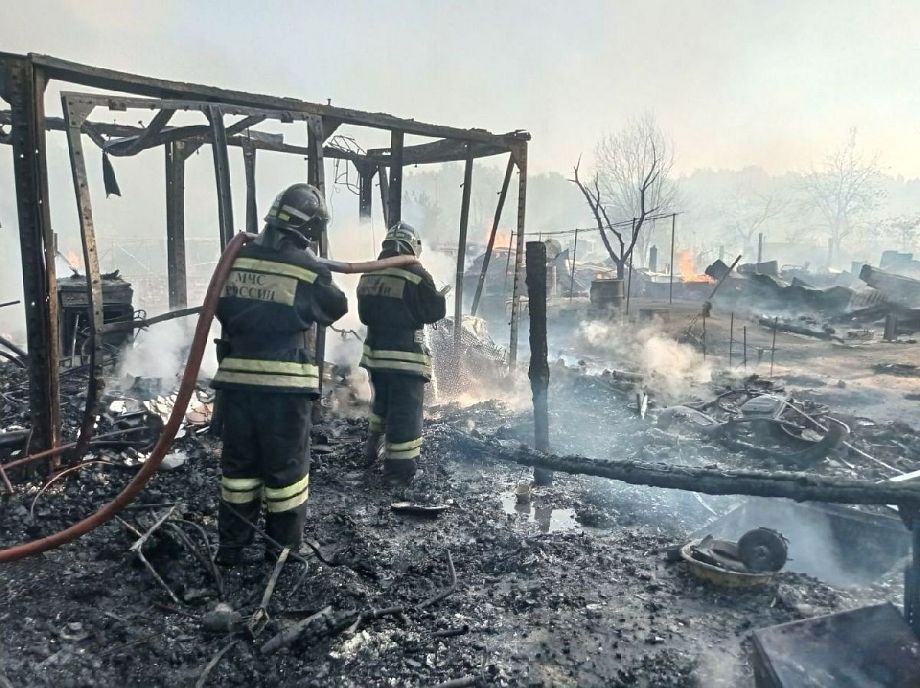 В Селивановском районе на крупном пожаре сгорели два блока сараев и две легковушки 