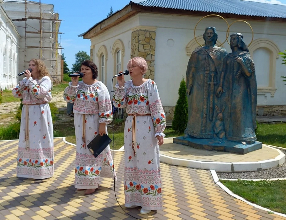 Памятник, посвященный муромским святым - покровителям брака Петру и Февронии, установили в Липецкой области