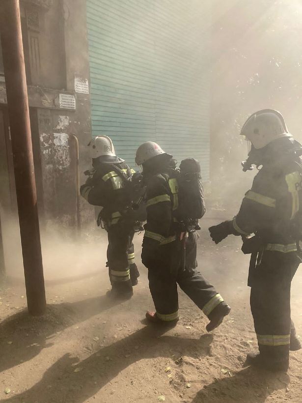 В Лакинске огнеборцы ликвидировали горение в многоквартирном жилом доме