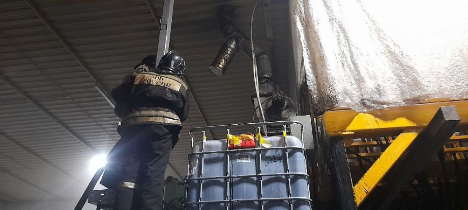 В Гусь-Хрустальном 25 пожарных тушили производственное здание