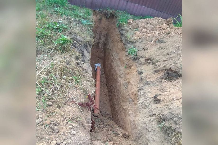 В Александровском районе жители одного из домов вывели канализационные трубы в лесной овраг