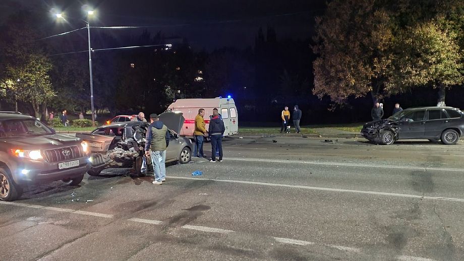 Во Владимире BMW снес две легковушки и сбил пешехода