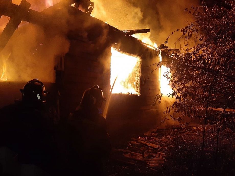 На крупном пожаре в Александровском районе погиб 47-летний мужчина