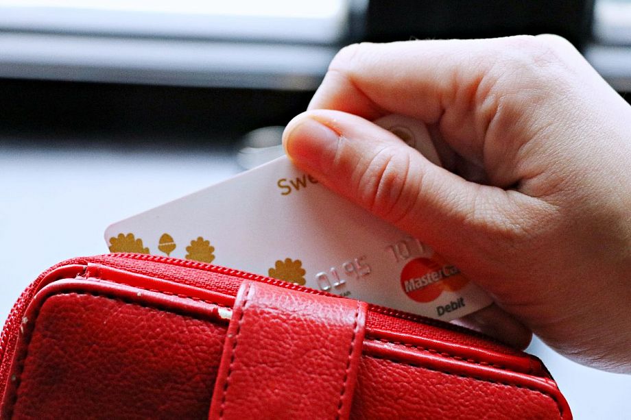 В Коврове девушка стала сообщницей мошенников, разрешив воспользоваться ее банковской картой