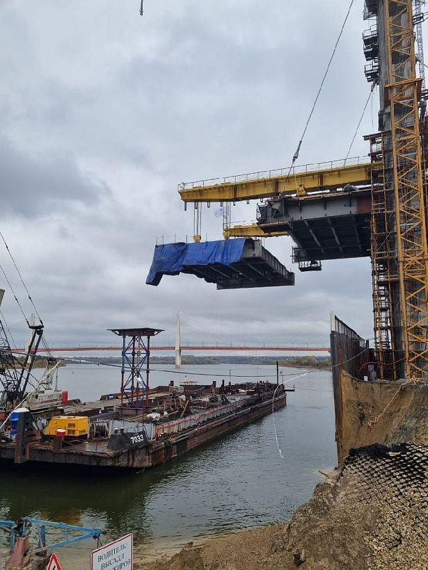 В Муроме идет подъем первых панелей руслового пролета вантового моста через Оку
