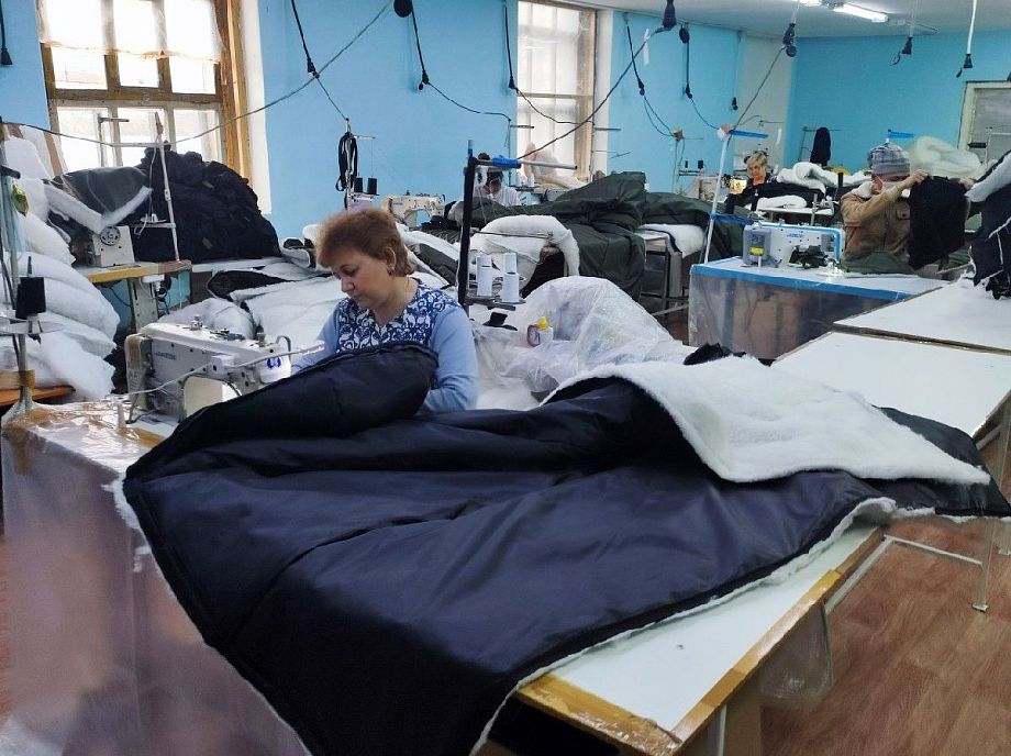 В Вязниковском районе начали выпускать спальные мешки для солдат, участвующих в специальной военной операции 