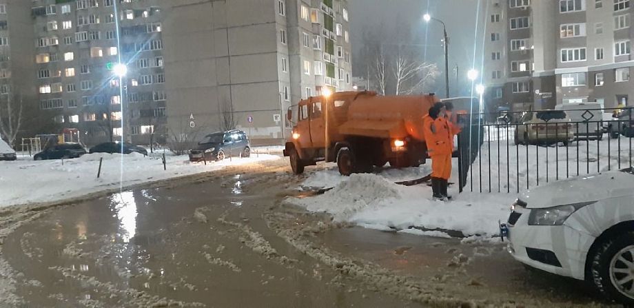 Во Владимире на улице Безыменского из-за аварии на трубопроводе вода хлынула на проезжую часть
